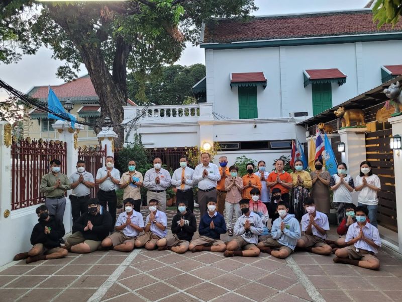 กิจกรรมทำบุญตักบาตรในช่วงเช้า ณ วัดเทพศิรินทราวาส