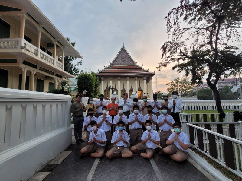 กิจกรรมทำบุญตักบาตรในช่วงเช้า ณ วัดเทพศิรินทราวาส