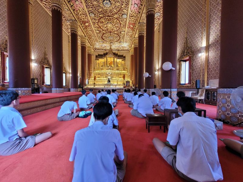 กิจกรรมทำบุญตักบาตรในช่วงเช้า ณ วัดเทพศิรินทราวาส