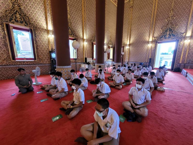 กิจกรรมทำบุญตักบาตรในช่วงเช้า ณ วัดเทพศิรินทราวาส