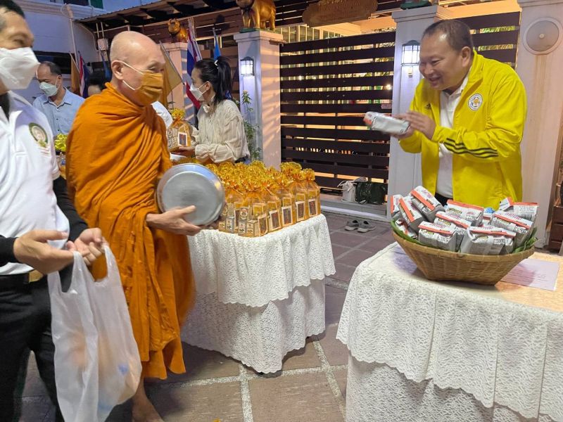กิจกรรมทำบุญตักบาตรในช่วงเช้า ณ วัดเทพศิรินทราวาส