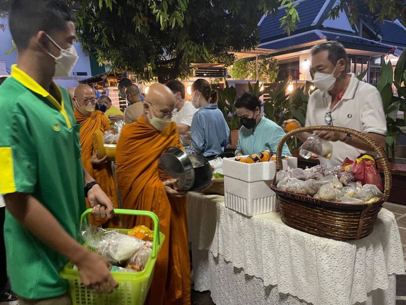 กิจกรรมทำบุญตักบาตรในช่วงเช้า ณ วัดเทพศิรินทราวาส