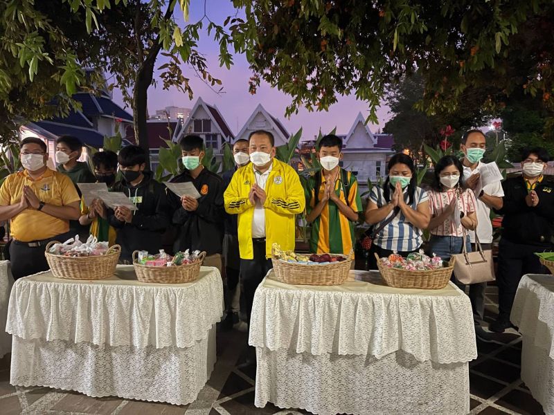 กิจกรรมทำบุญตักบาตรในช่วงเช้า ณ วัดเทพศิรินทราวาส