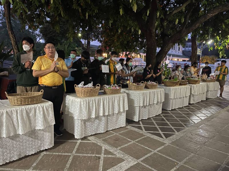 กิจกรรมทำบุญตักบาตรในช่วงเช้า ณ วัดเทพศิรินทราวาส