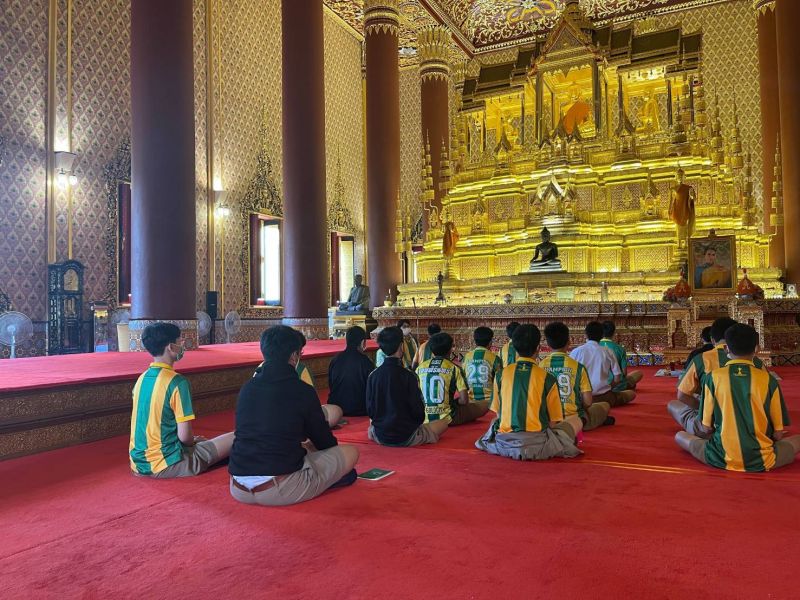 กิจกรรมทำบุญตักบาตรในช่วงเช้า ณ วัดเทพศิรินทราวาส