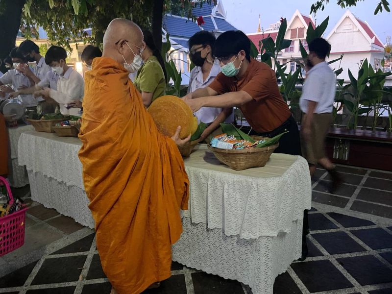 กิจกรรมทำบุญตักบาตรในช่วงเช้า ณ วัดเทพศิรินทราวาส
