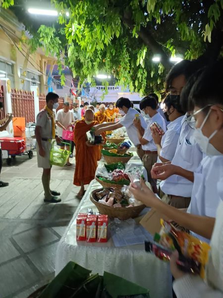กิจกรรมทำบุญตักบาตรในช่วงเช้า ณ วัดเทพศิรินทราวาส