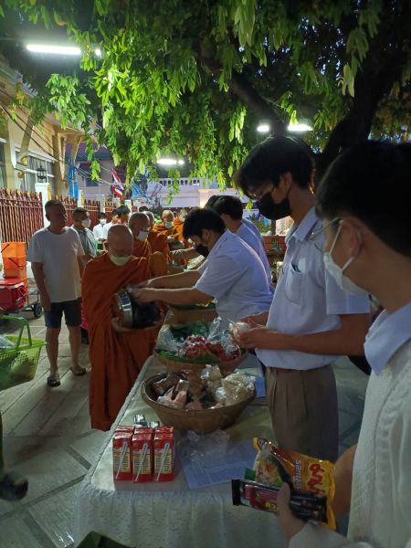 กิจกรรมทำบุญตักบาตรในช่วงเช้า ณ วัดเทพศิรินทราวาส