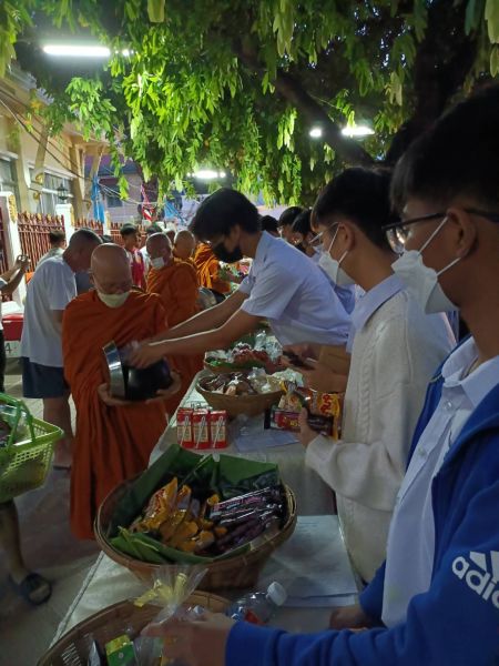 กิจกรรมทำบุญตักบาตรในช่วงเช้า ณ วัดเทพศิรินทราวาส