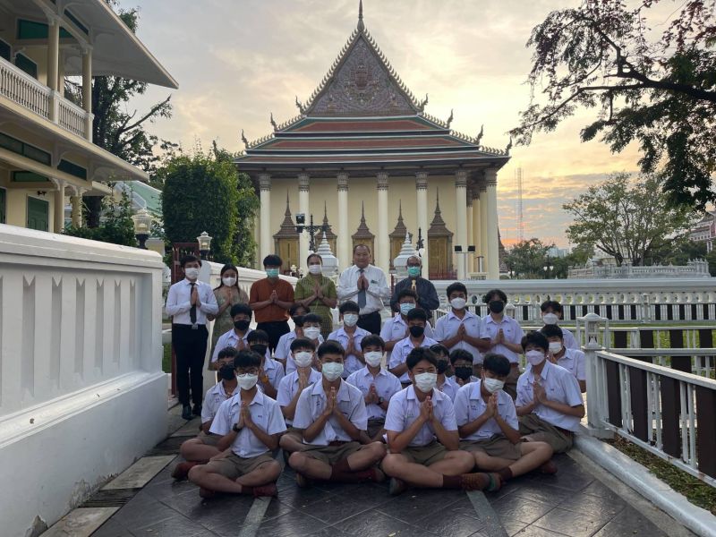กิจกรรมทำบุญตักบาตรในช่วงเช้า ณ วัดเทพศิรินทราวาส