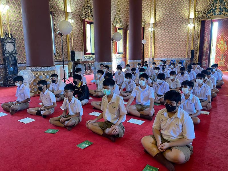 กิจกรรมทำบุญตักบาตรในช่วงเช้า ณ วัดเทพศิรินทราวาส