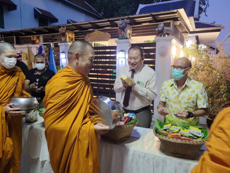 กิจกรรมทำบุญตักบาตรในช่วงเช้า ณ วัดเทพศิรินทราวาส