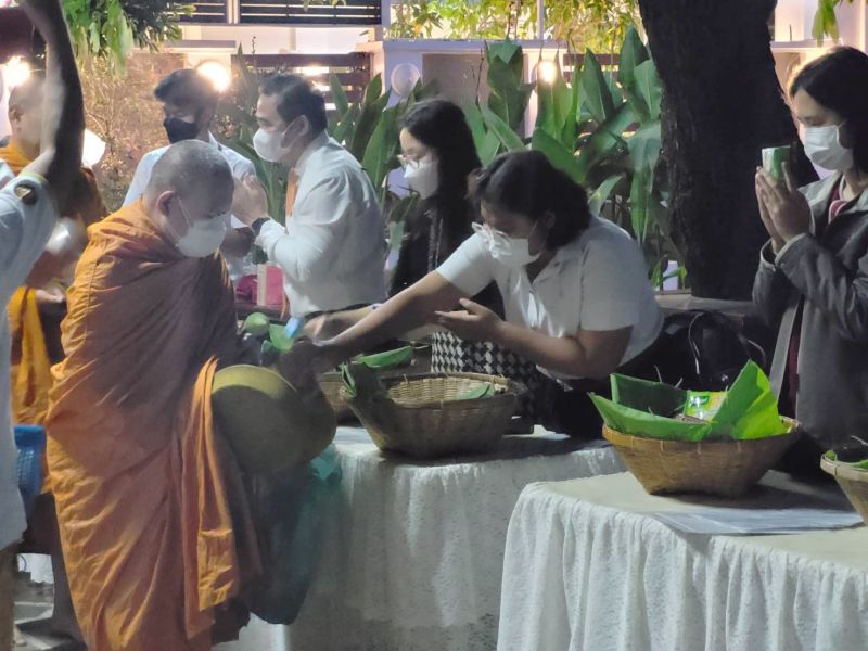 กิจกรรมทำบุญตักบาตรในช่วงเช้า ณ วัดเทพศิรินทราวาส