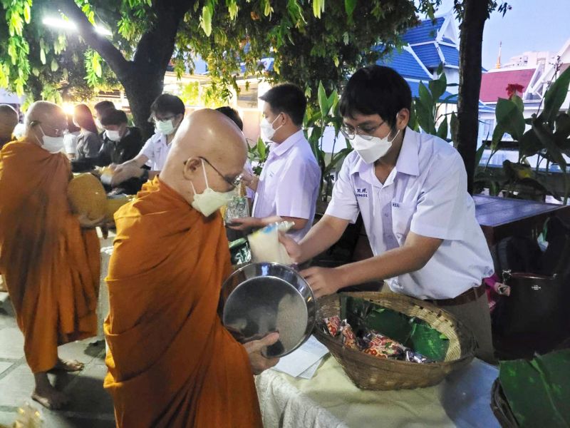 กิจกรรมทำบุญตักบาตรในช่วงเช้า ณ วัดเทพศิรินทราวาส