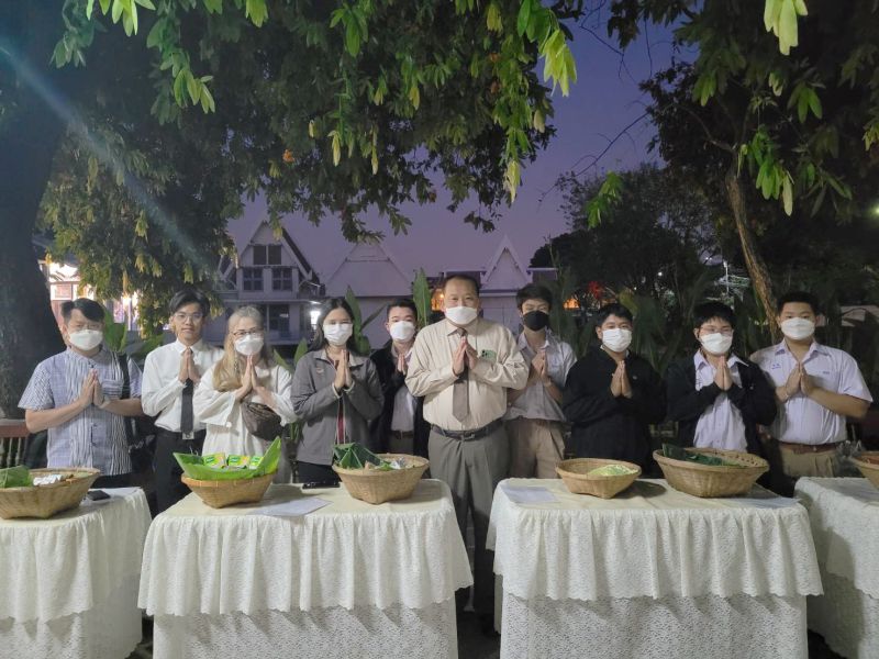 กิจกรรมทำบุญตักบาตรในช่วงเช้า ณ วัดเทพศิรินทราวาส