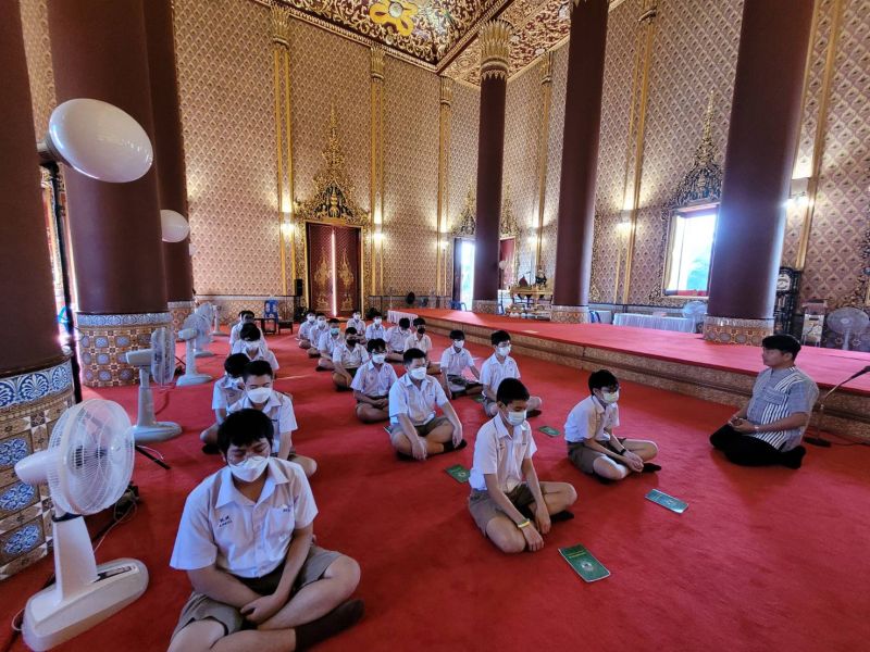 กิจกรรมทำบุญตักบาตรในช่วงเช้า ณ วัดเทพศิรินทราวาส
