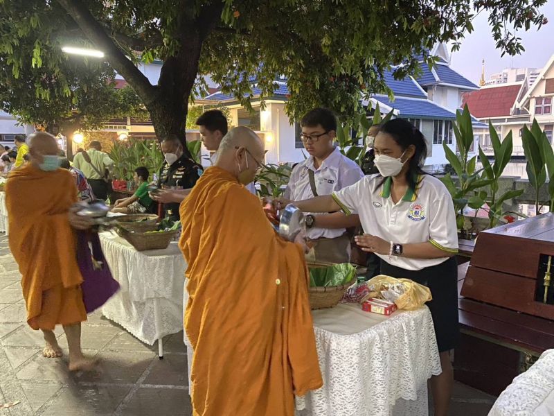 กิจกรรมทำบุญตักบาตรในช่วงเช้า ณ วัดเทพศิรินทราวาส