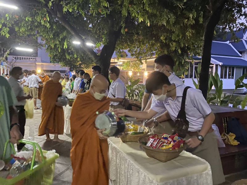 กิจกรรมทำบุญตักบาตรในช่วงเช้า ณ วัดเทพศิรินทราวาส