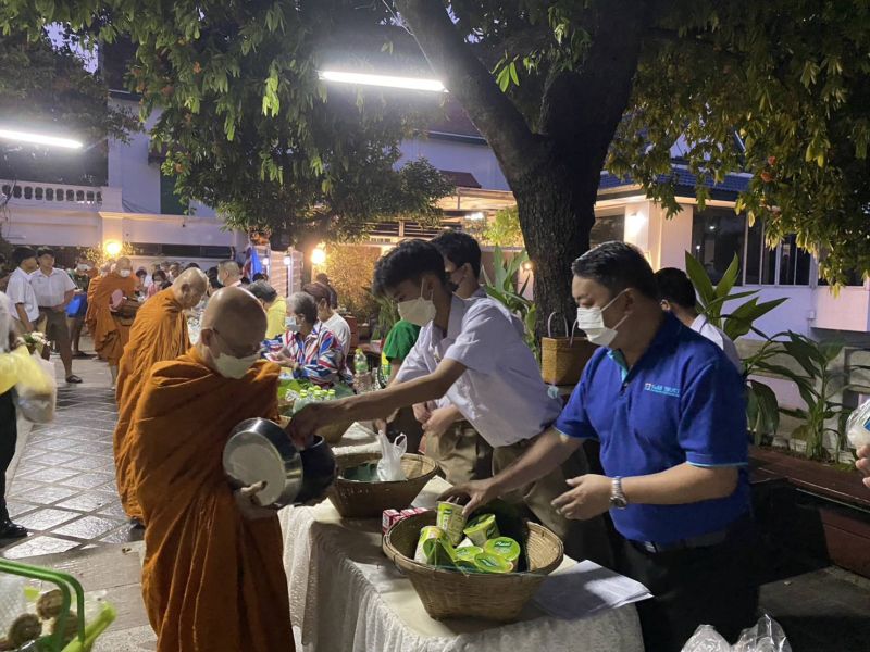 กิจกรรมทำบุญตักบาตรในช่วงเช้า ณ วัดเทพศิรินทราวาส