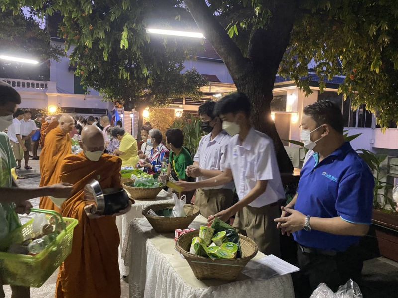 กิจกรรมทำบุญตักบาตรในช่วงเช้า ณ วัดเทพศิรินทราวาส