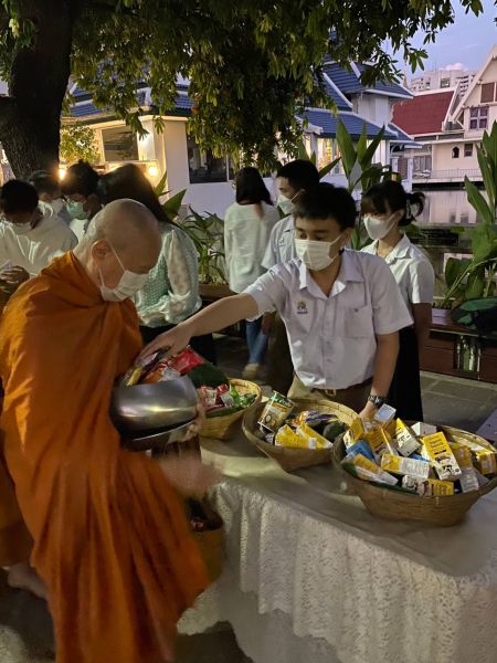 กิจกรรมทำบุญตักบาตรในช่วงเช้า ณ วัดเทพศิรินทราวาส