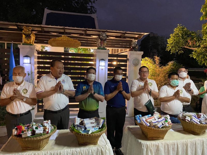กิจกรรมทำบุญตักบาตรในช่วงเช้า ณ วัดเทพศิรินทราวาส