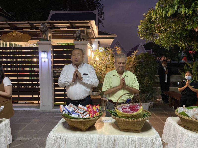 กิจกรรมทำบุญตักบาตรในช่วงเช้า ณ วัดเทพศิรินทราวาส