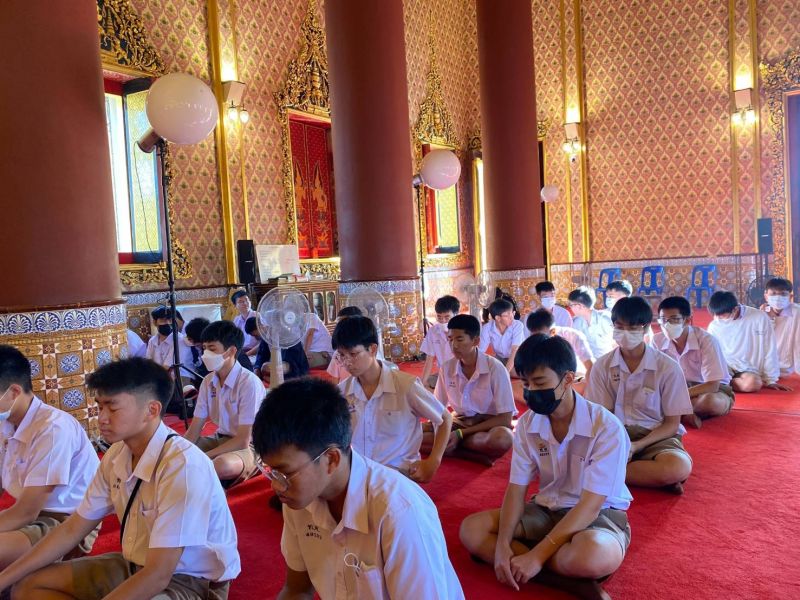 กิจกรรมทำบุญตักบาตรในช่วงเช้า ณ วัดเทพศิรินทราวาส