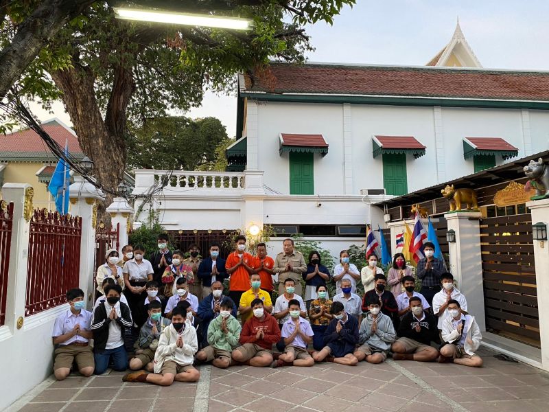 กิจกรรมทำบุญตักบาตรในช่วงเช้า ณ วัดเทพศิรินทราวาส