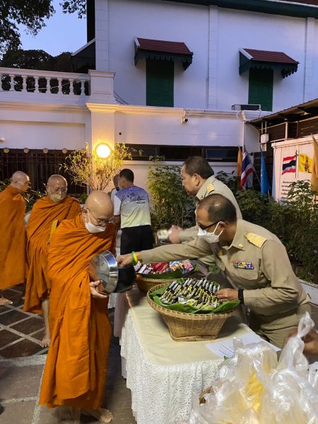 กิจกรรมทำบุญตักบาตรในช่วงเช้า ณ วัดเทพศิรินทราวาส