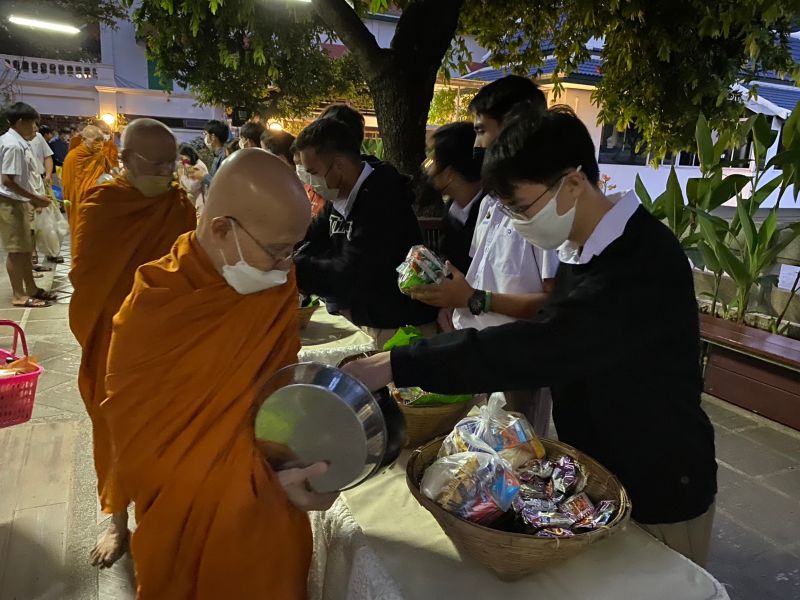 กิจกรรมทำบุญตักบาตรในช่วงเช้า ณ วัดเทพศิรินทราวาส