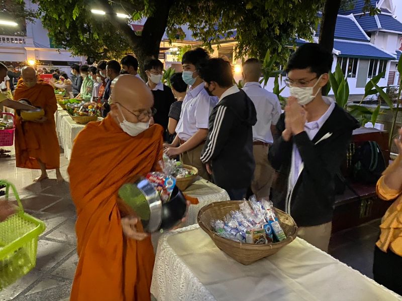 กิจกรรมทำบุญตักบาตรในช่วงเช้า ณ วัดเทพศิรินทราวาส