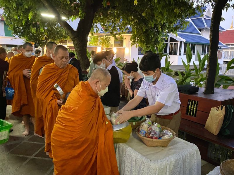กิจกรรมทำบุญตักบาตรในช่วงเช้า ณ วัดเทพศิรินทราวาส