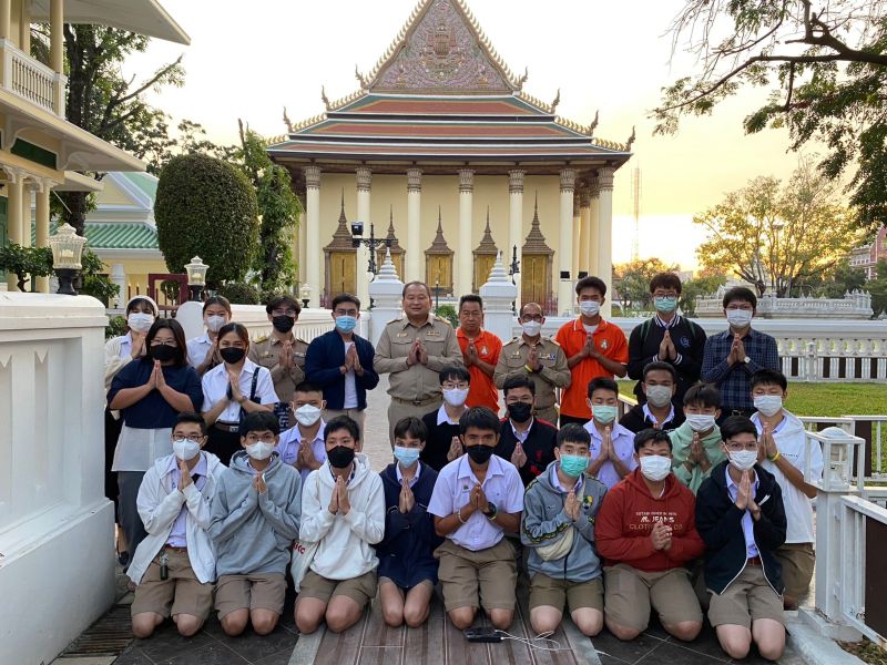 กิจกรรมทำบุญตักบาตรในช่วงเช้า ณ วัดเทพศิรินทราวาส