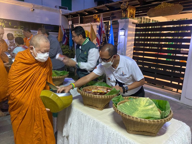 กิจกรรมทำบุญตักบาตรในช่วงเช้า ณ วัดเทพศิรินทราวาส