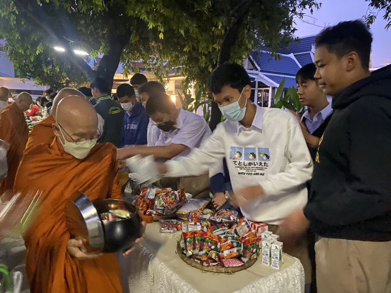 กิจกรรมทำบุญตักบาตรในช่วงเช้า ณ วัดเทพศิรินทราวาส