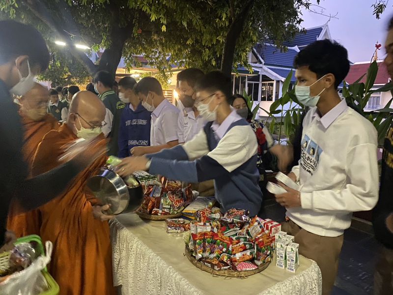 กิจกรรมทำบุญตักบาตรในช่วงเช้า ณ วัดเทพศิรินทราวาส