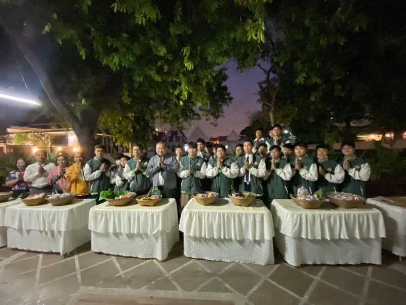 กิจกรรมทำบุญตักบาตรในช่วงเช้า ณ วัดเทพศิรินทราวาส
