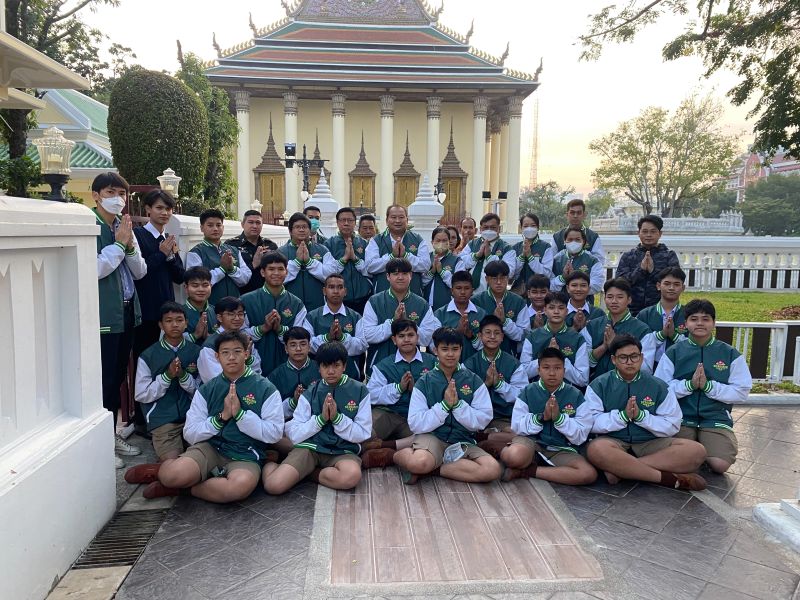กิจกรรมทำบุญตักบาตรในช่วงเช้า ณ วัดเทพศิรินทราวาส
