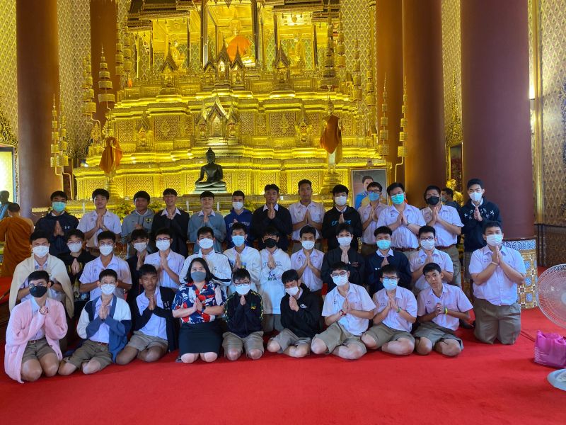 กิจกรรมทำบุญตักบาตรในช่วงเช้า ณ วัดเทพศิรินทราวาส