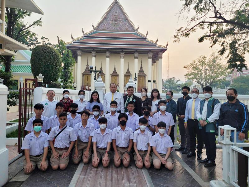 กิจกรรมทำบุญตักบาตรในช่วงเช้า ณ วัดเทพศิรินทราวาส