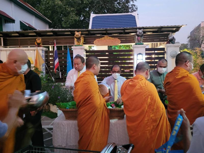 กิจกรรมทำบุญตักบาตรในช่วงเช้า ณ วัดเทพศิรินทราวาส