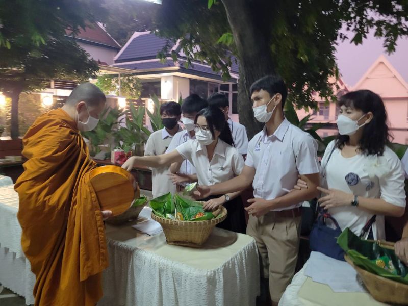 กิจกรรมทำบุญตักบาตรในช่วงเช้า ณ วัดเทพศิรินทราวาส
