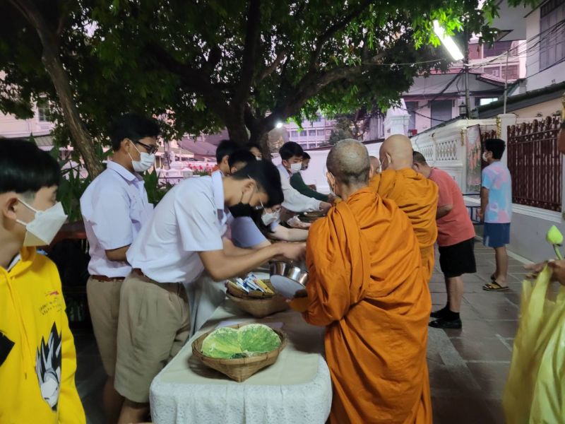 กิจกรรมทำบุญตักบาตรในช่วงเช้า ณ วัดเทพศิรินทราวาส