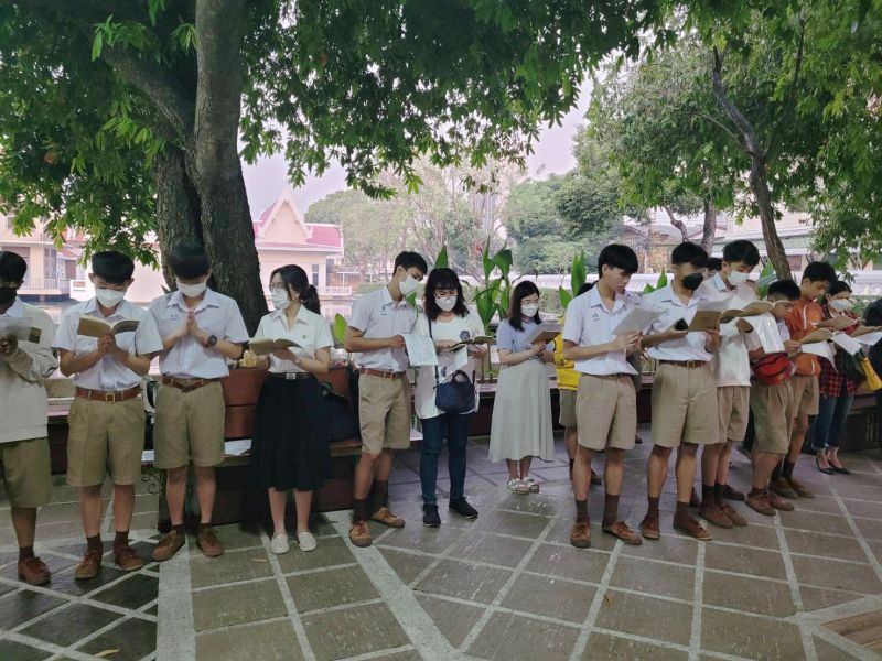 กิจกรรมทำบุญตักบาตรในช่วงเช้า ณ วัดเทพศิรินทราวาส