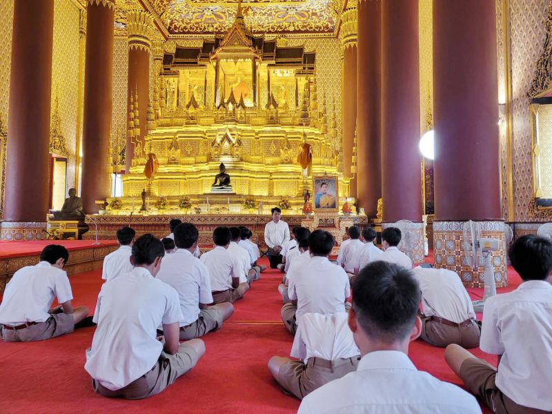 กิจกรรมทำบุญตักบาตรในช่วงเช้า ณ วัดเทพศิรินทราวาส