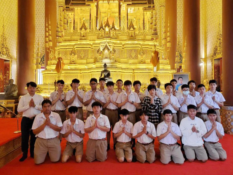 กิจกรรมทำบุญตักบาตรในช่วงเช้า ณ วัดเทพศิรินทราวาส