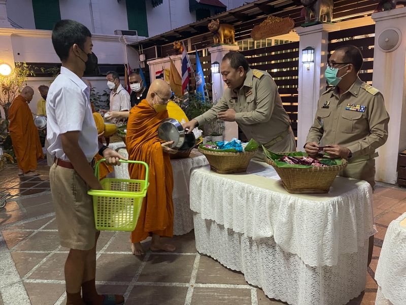 กิจกรรมทำบุญตักบาตรในช่วงเช้า ณ วัดเทพศิรินทราวาส