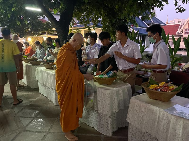 กิจกรรมทำบุญตักบาตรในช่วงเช้า ณ วัดเทพศิรินทราวาส