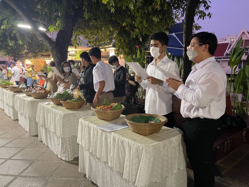 กิจกรรมทำบุญตักบาตรในช่วงเช้า ณ วัดเทพศิรินทราวาส